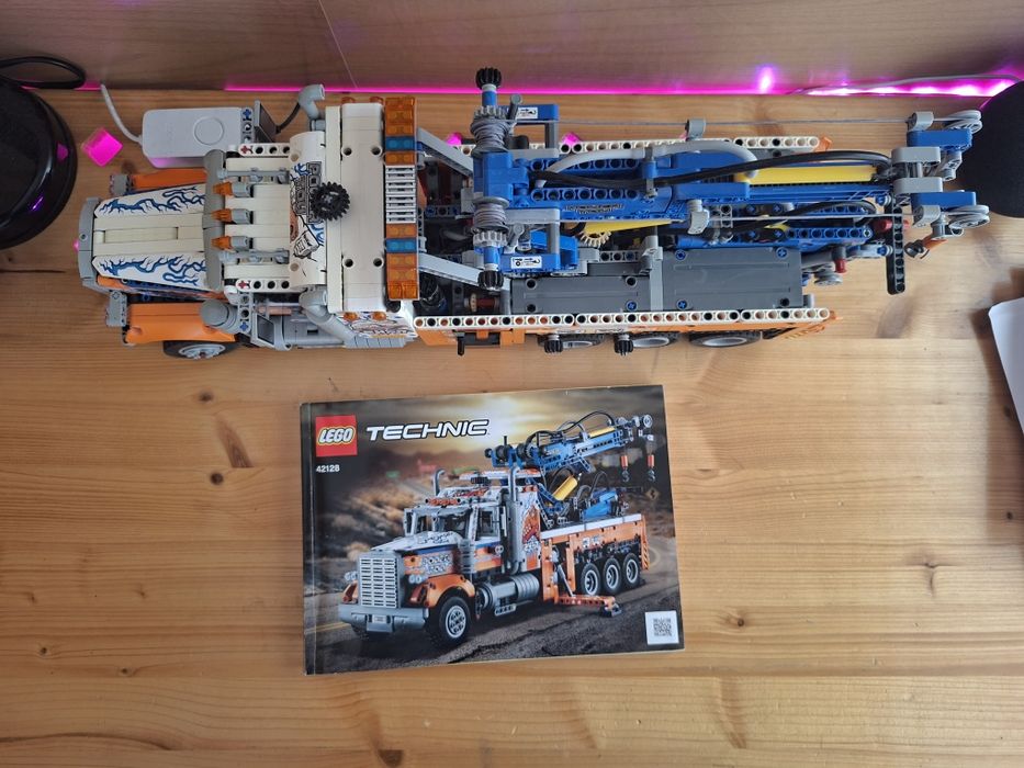 LEGO 42128 Heavy Duty Tow Truck