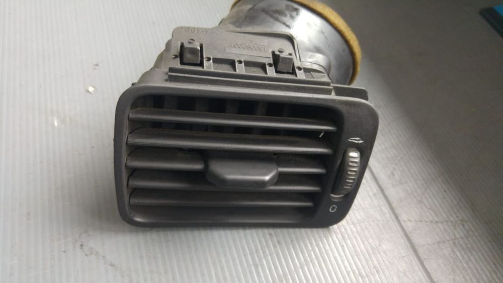 grila ventilatie stanga bord volvo s80 130082001