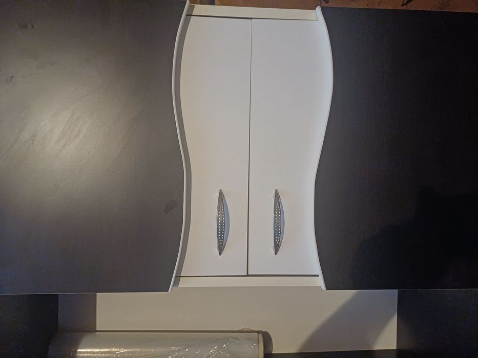 Vând vitrină aprope nouă