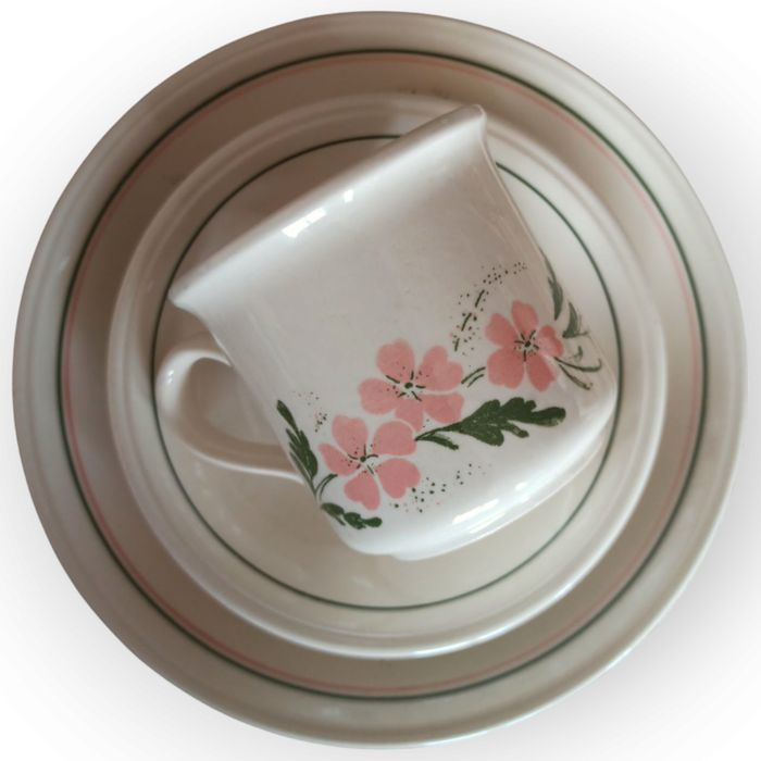 Сервиз за закуска от Biltons England ,,Розови цветя".