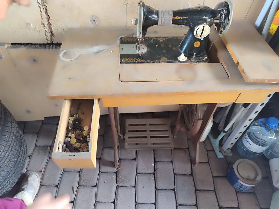 Швейную машинку продам.