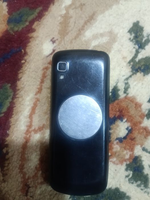 Мобильный телефон сотилади