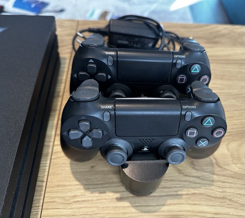 PS4 Pro 1Tb - ultima versiune CUH-7216B + 5 Jocuri