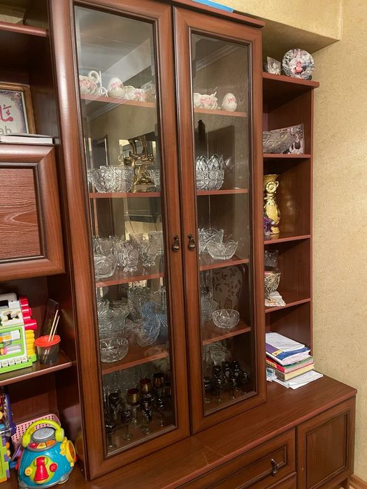 Сервант в зал хороший