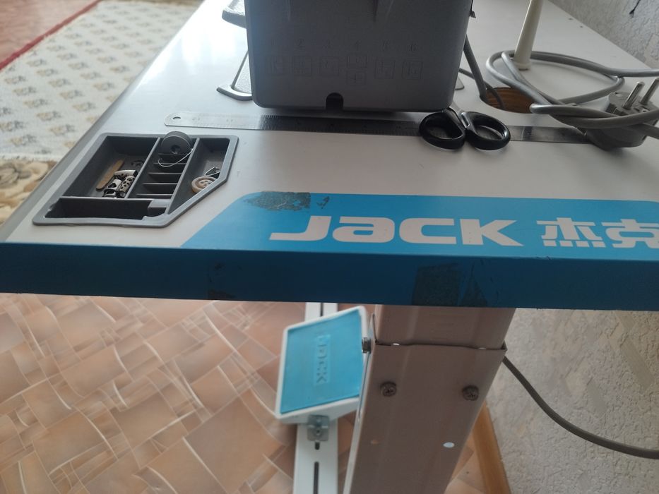 Продаю машинку для шитья