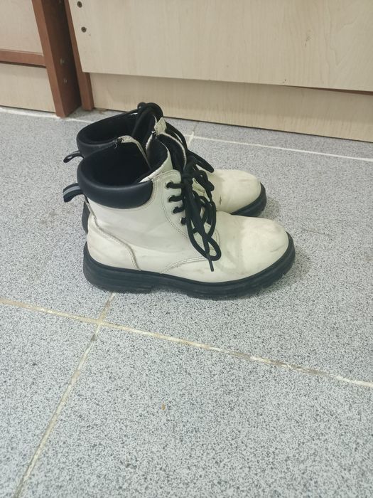 Қыз баланың аяқ киім сатылады