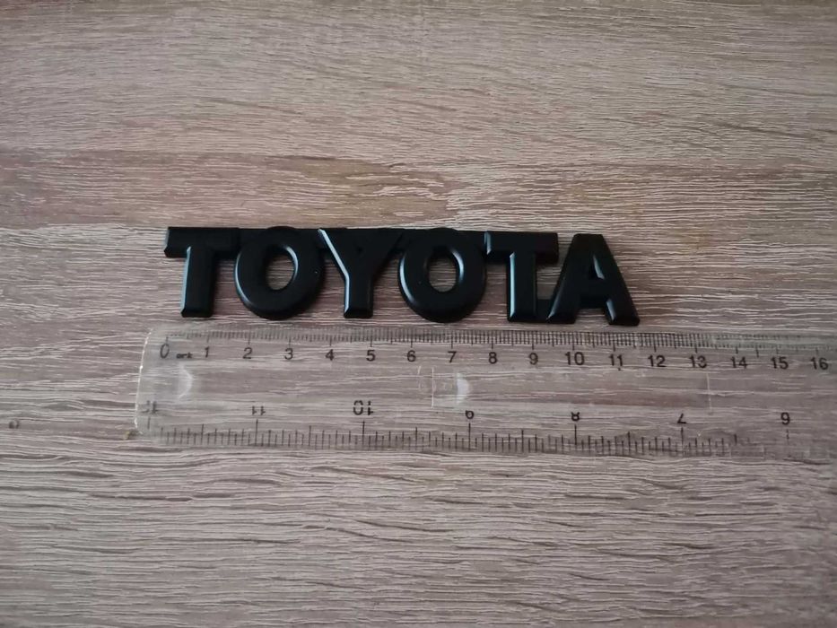 Toyota черен надпис малък шрифт