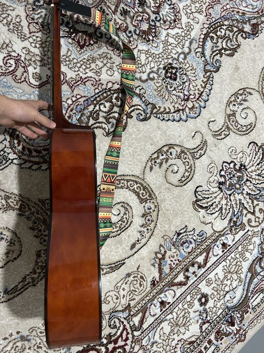 Гитара буушный ремень и каподастер есть.