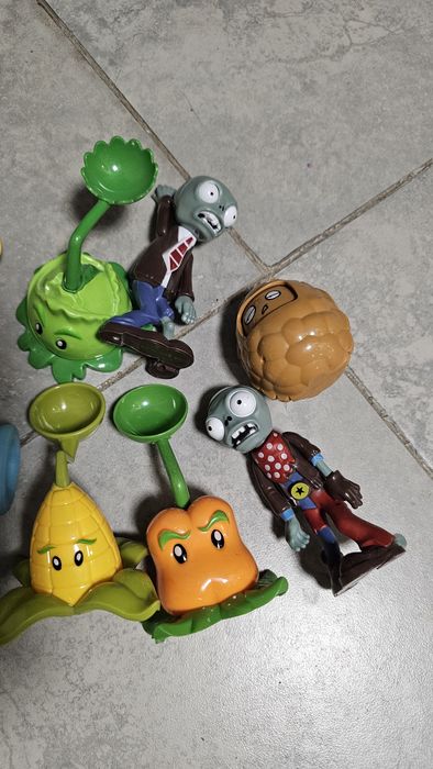 Набор игрушек зомби против растений