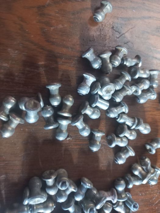 Продам шипы для зимних шин