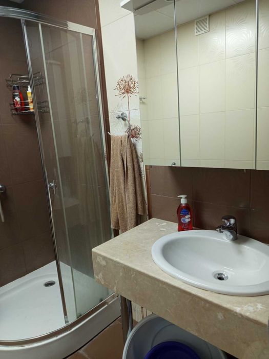 Отдава под наем тристаен апартамент до Манастира