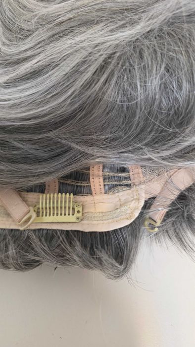 Perucă Haircube scurtă pixie gri argintiu – nouă cu etichetă