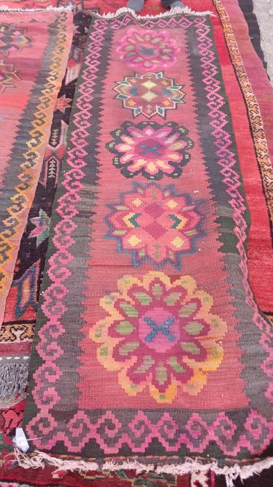 Колдан тигилген килем