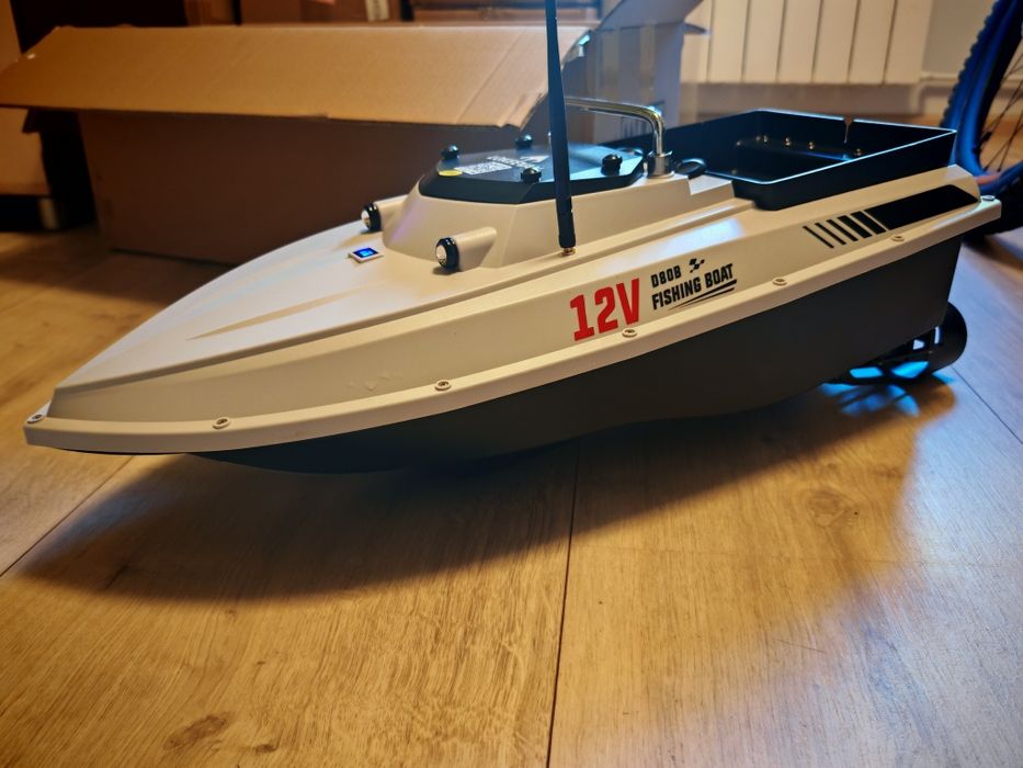 Barcuta navomodel pescuit plantat GPS cu 100 memorii autopilot 2 motoare 20km/h noi sonar 3 kg incarcare lumini puternice 65 cm lungime
