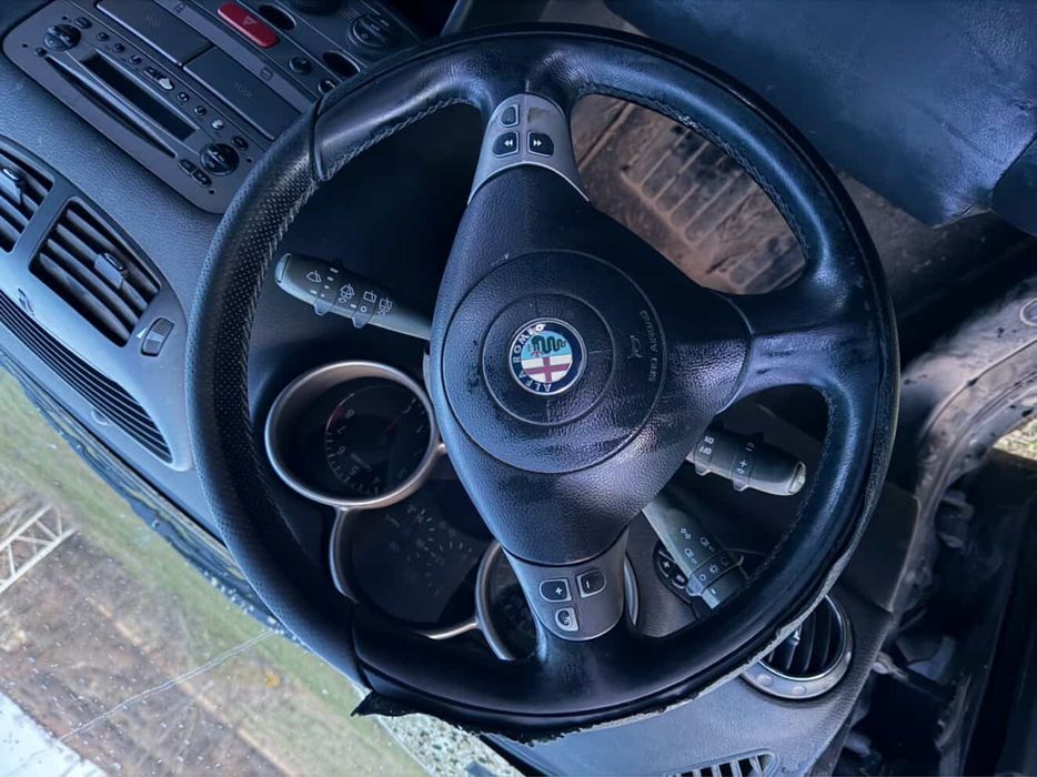 BOSE аудио система, кожени седалки, волан от Alfa Romeo 147