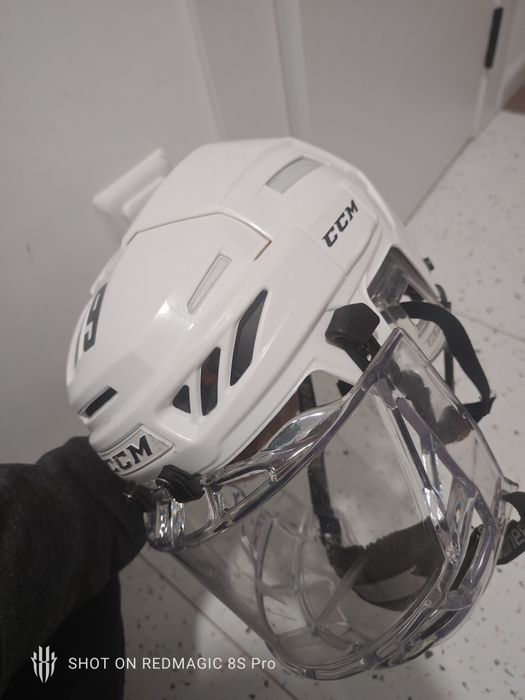 Продам шлем CCM белого цвета