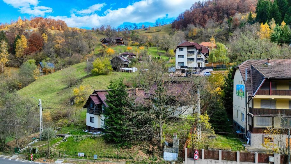 De vânzare , proprietate, în zonă montană