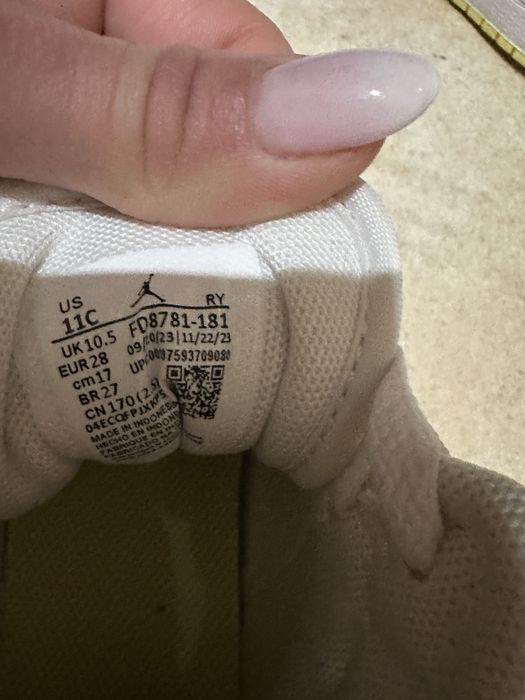 Два чифта момичешки обувки