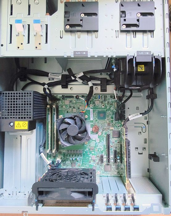 Офис сървър Lenovo ThinkSystem ST250 Tower 4LFF Xeon E-2236 32GB RAID 530-8i MT: 7Y45
