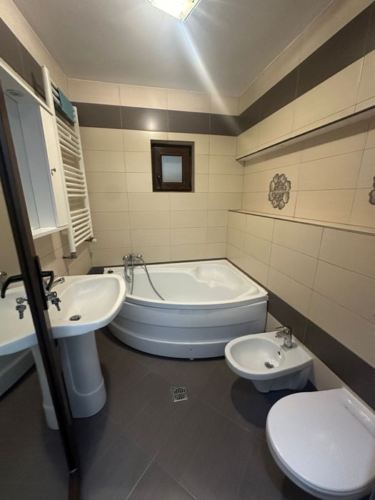 Inchiriez apartament