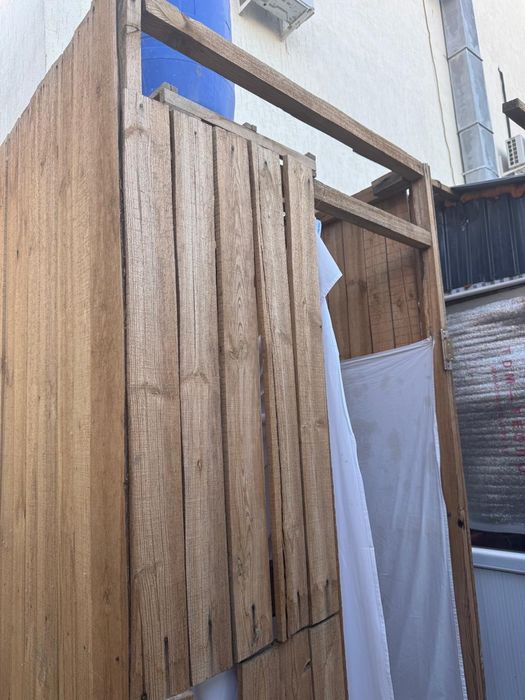 Уличный душ бревна