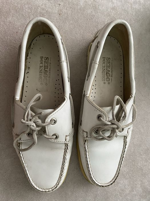 Бели мокасини