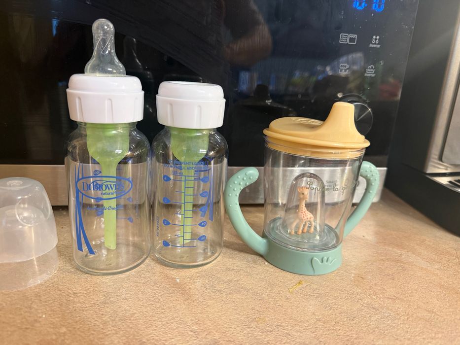 Шишета на Dr.Brown’s -стъклени и чашка Жирафчето Софи