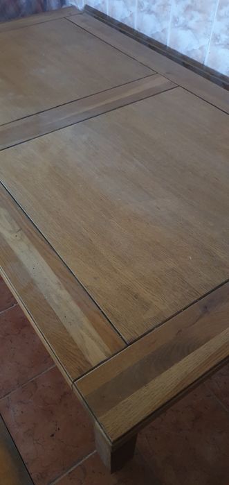 Masa din lemn masiv și scaune vintage sculptate manual