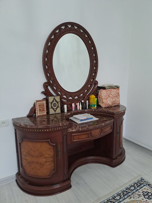 Комод с зеркалом.