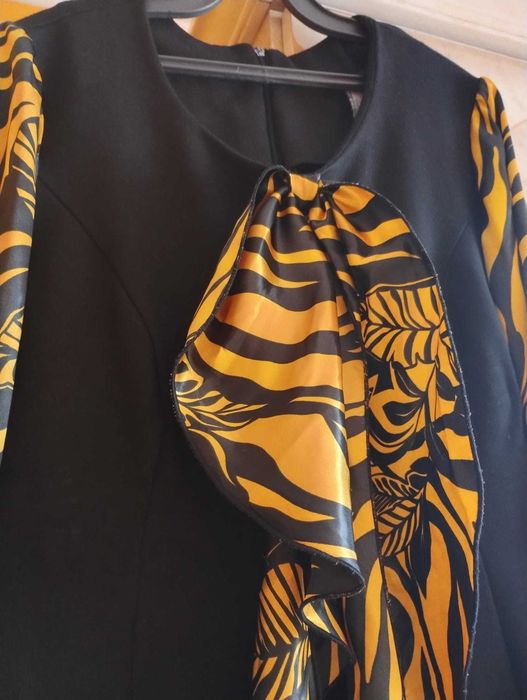 Rochie neagră cu jabou galben