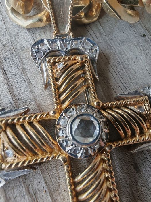 Продавам уникален златен кръст 18к