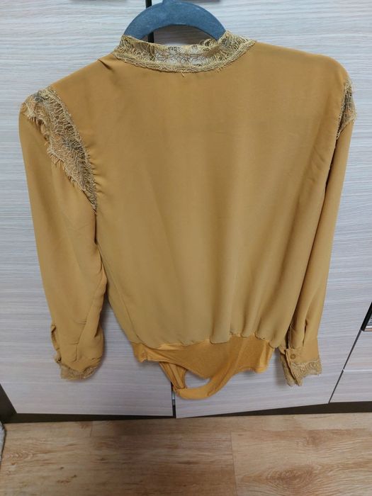 Bluza body cu dantela mustar