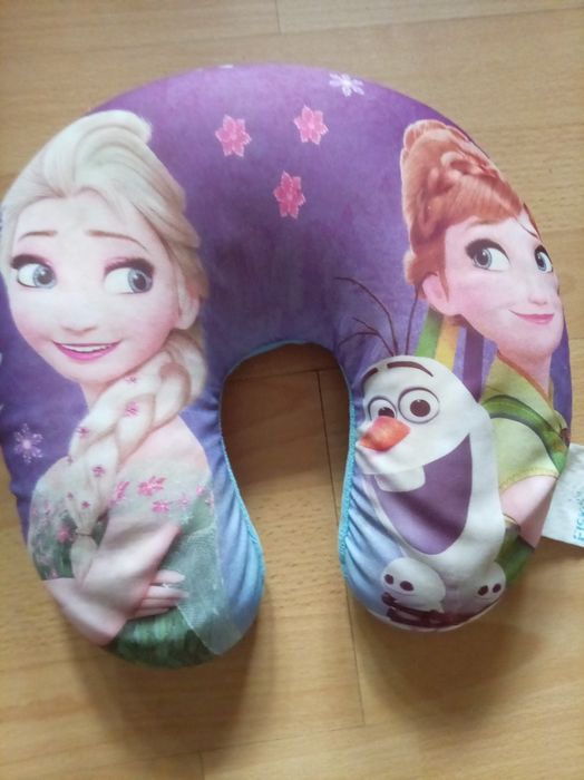 Pernā + sapcā + tricou cu Frozen, 4 produse 100 lei
