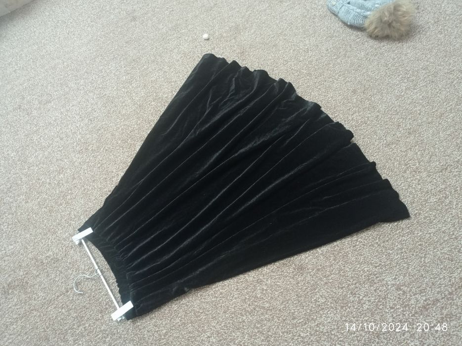 Qora velluriviy yupka