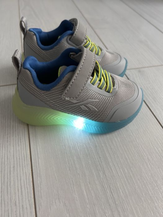 Нови маратонки reebok светещи