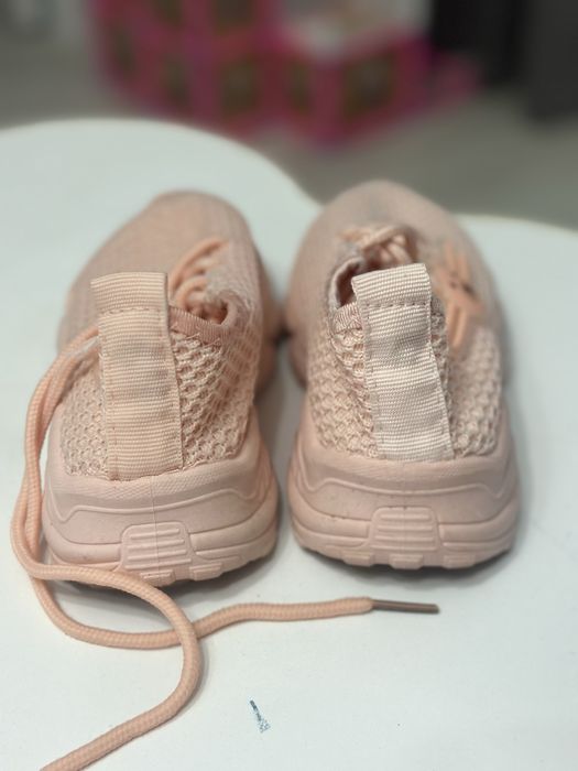 Кроссовки на девочку