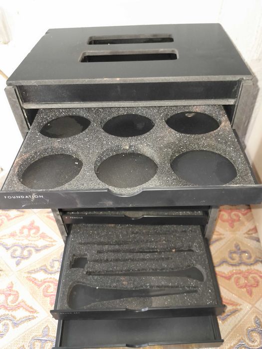 Контейнер для косметики 3500 тенге.