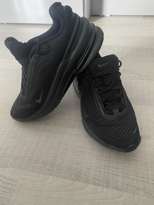 Vand adidasi Nike