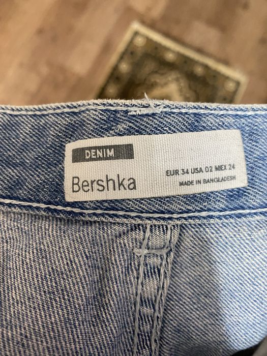 Джинсы Bershka.