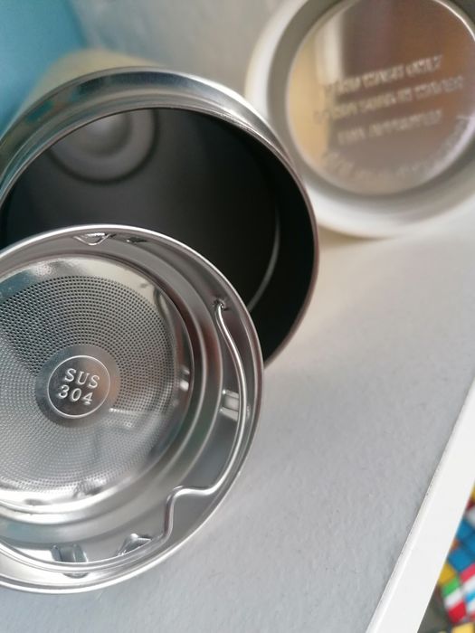 Термос с цедка за чай от бамбуково покритие и неръждаема стомана