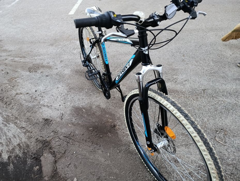 Vând bicicleta folosita putin