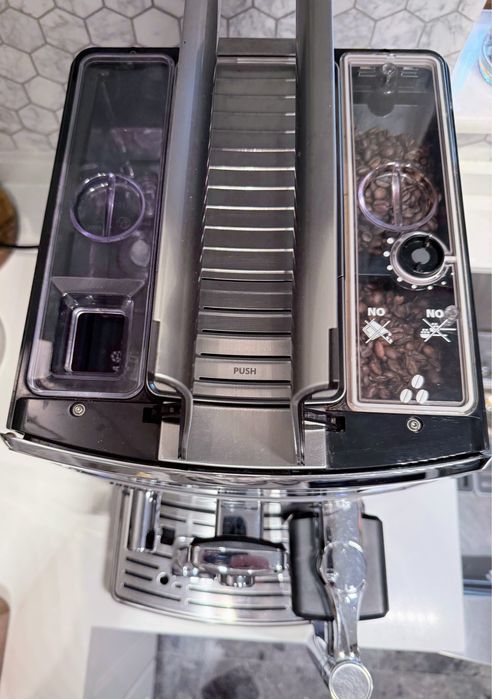 Espressor automat Philips Saeco Xelsis Evo HD8944, Dispozitiv spumare, Functie Cappuccino, Rasnita ceramica, Autocuratare, Carafa lapte - Inox