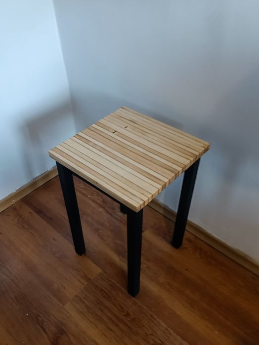 Дървена помощна маса