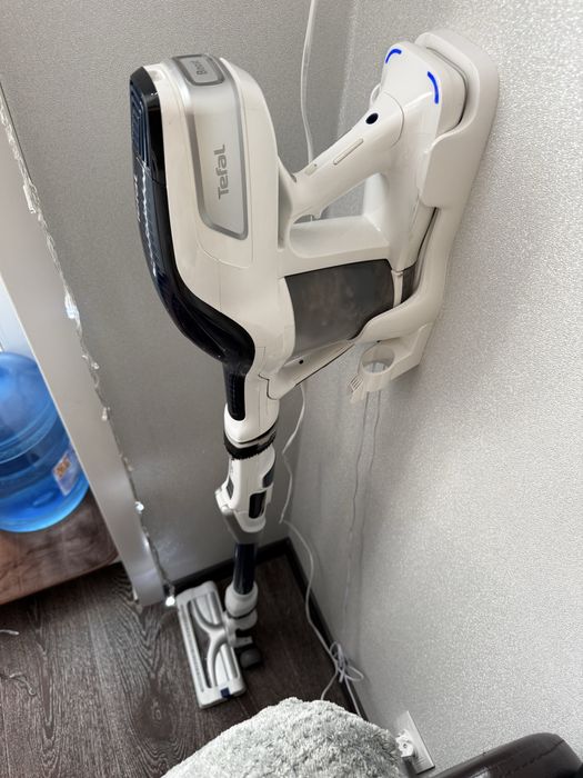 Продам вертикальный пылесос tefal