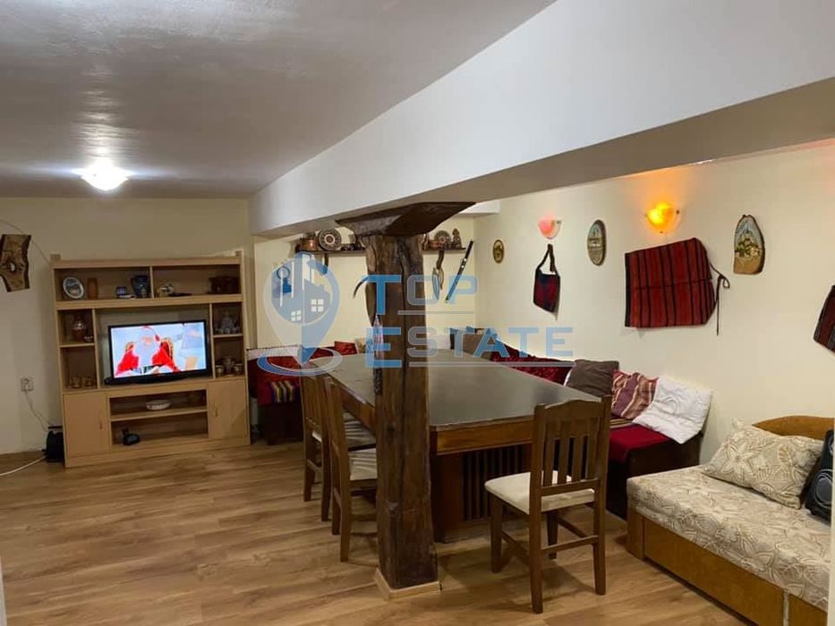 Функционираща къща за гости с басейн и панорамна гледка в село Кисьов