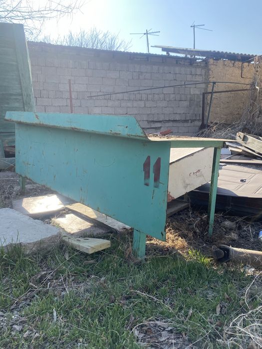 Железный стол