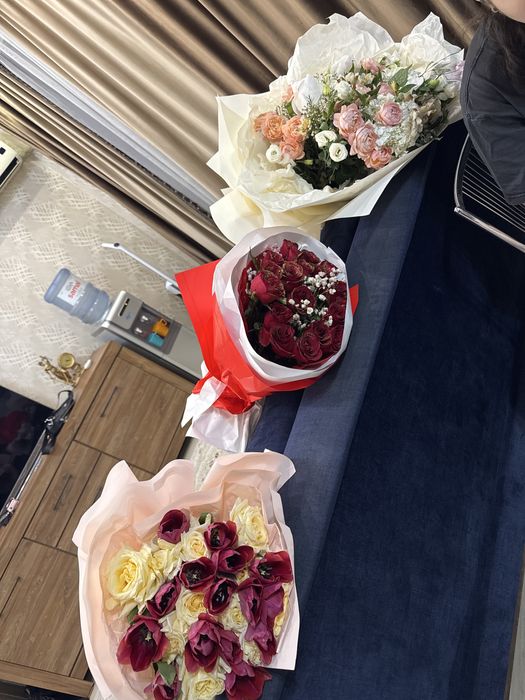 продается три букета цветов