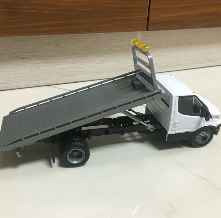 Игрушечная модель  эвакуатор Iveco