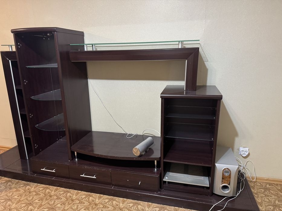 Срочно отдам даром стенку для зоны телевизора