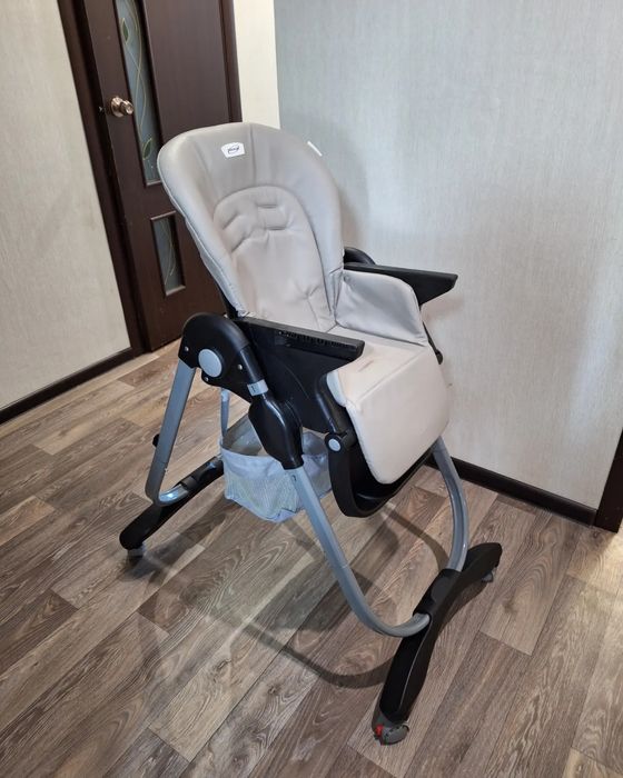 Стульчик для кормления черносерого цвета